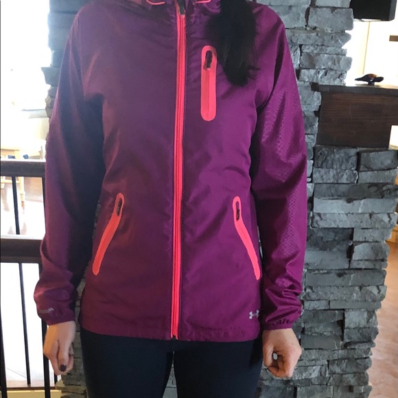 Under armour wind breaker. Size small - Picture 1 of 3